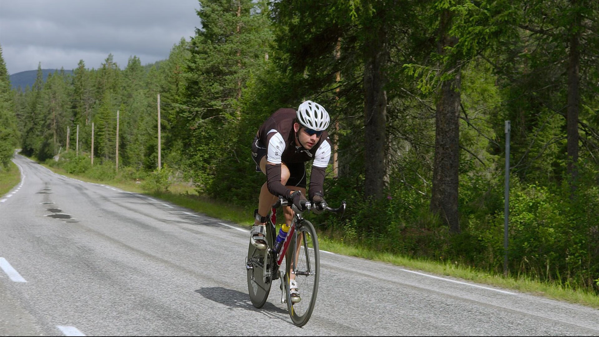 “雪如意”跳台滑雪公开赛 国内外高手同场腾空